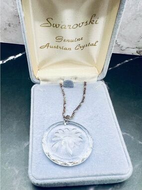 Swarovski Clear Crystal Floral Carved Pendant Necklace W/SS 29β Figaro Chain
